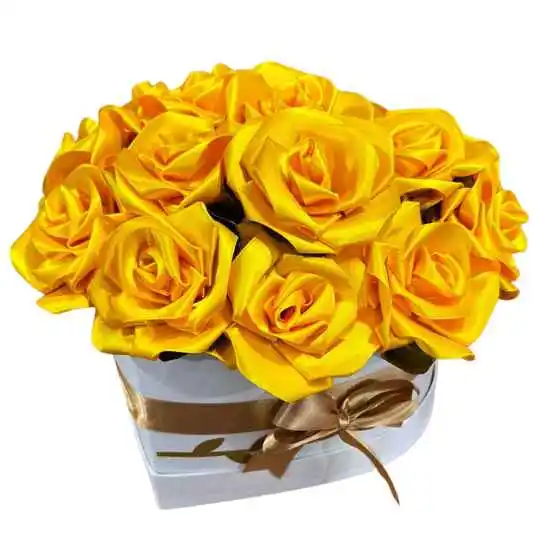 Caja corazon white con rosas de raso amarillas 